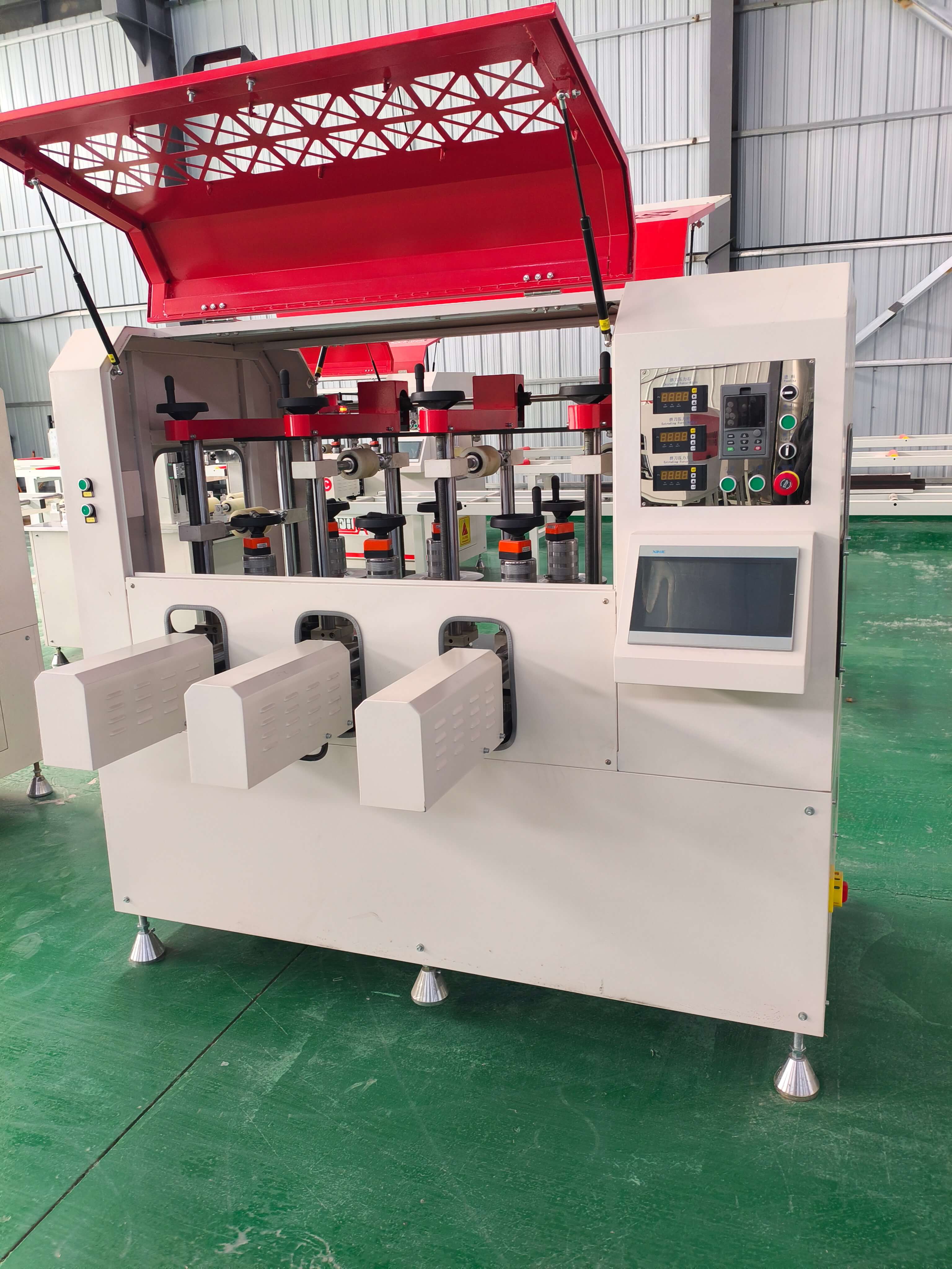 全自動(dòng)數(shù)控系統(tǒng)提升斷橋鋁開齒穿條設(shè)備性能的優(yōu)勢